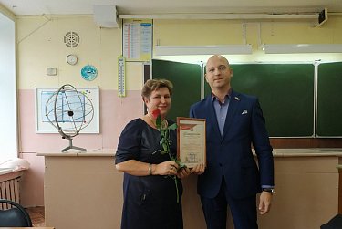 Депутаты поздравили учителей Оренбуржья